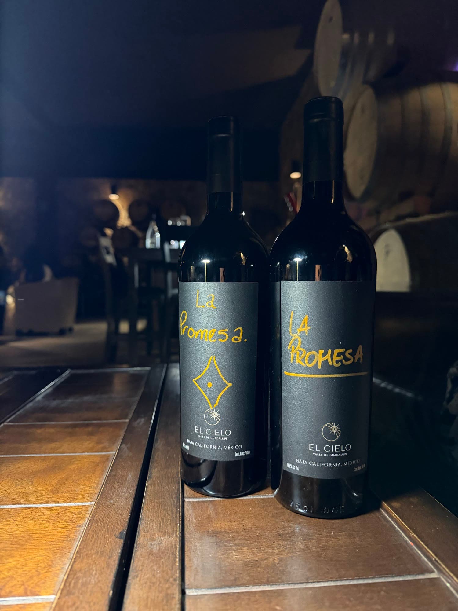 Las dos botellas de vino de El Cielo etiquetadas a mano como "La Promesa"