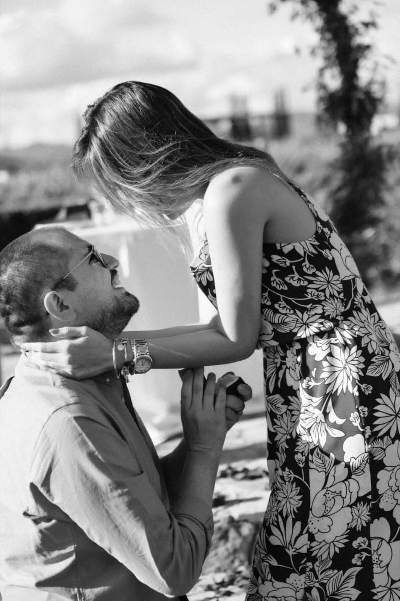 Mike de rodillas pidiéndole matrimonio a Betty en el viñedo